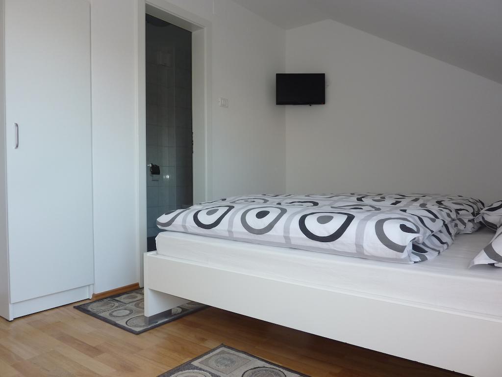 Rooms & Apartment Mira G. Postojna Habitación foto