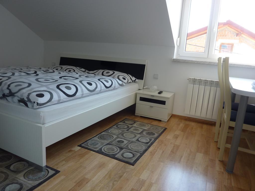 Rooms & Apartment Mira G. Postojna Habitación foto