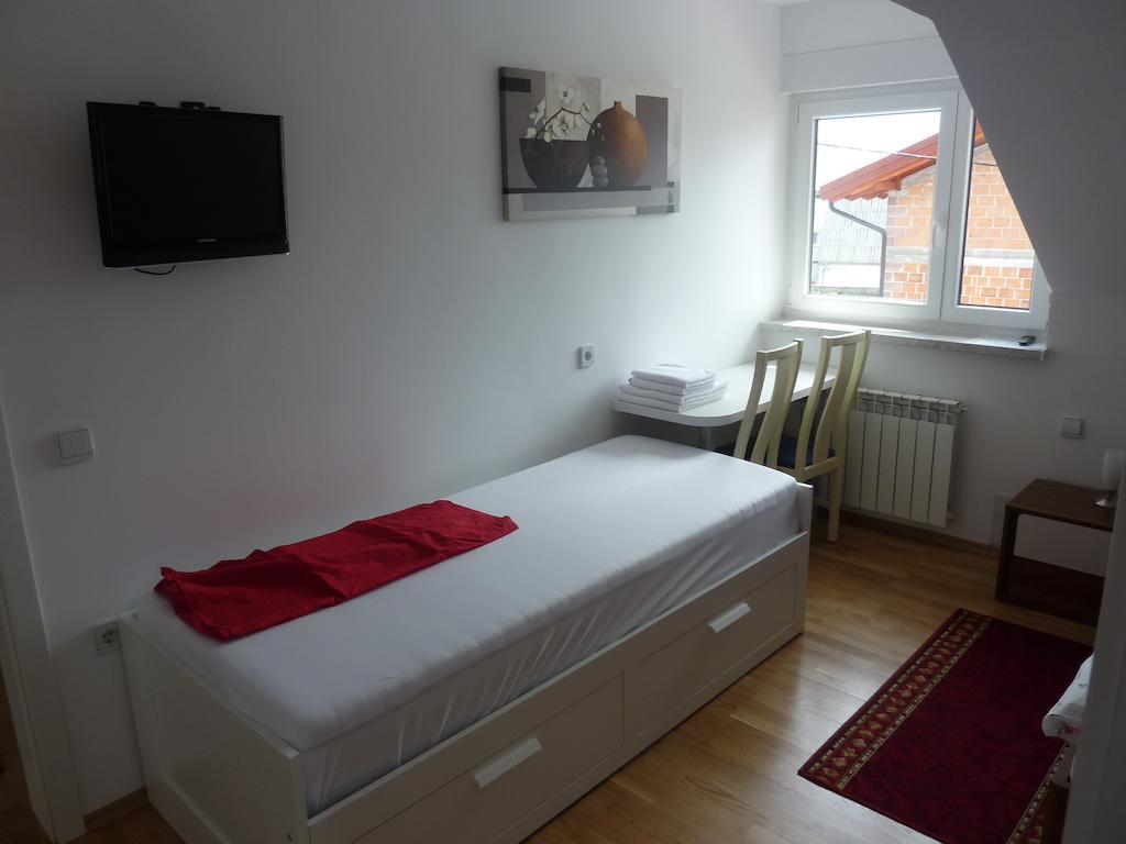 Rooms & Apartment Mira G. Postojna Exterior foto